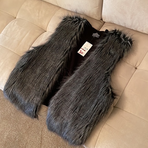 NWT faux fur vest - Picture 4 of 7